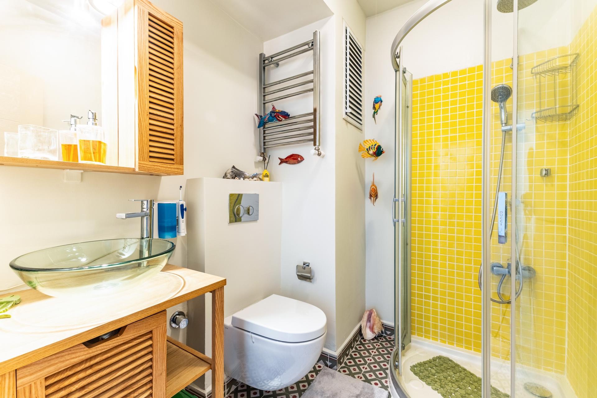 Next up is the house's colorful and lively bathroom.