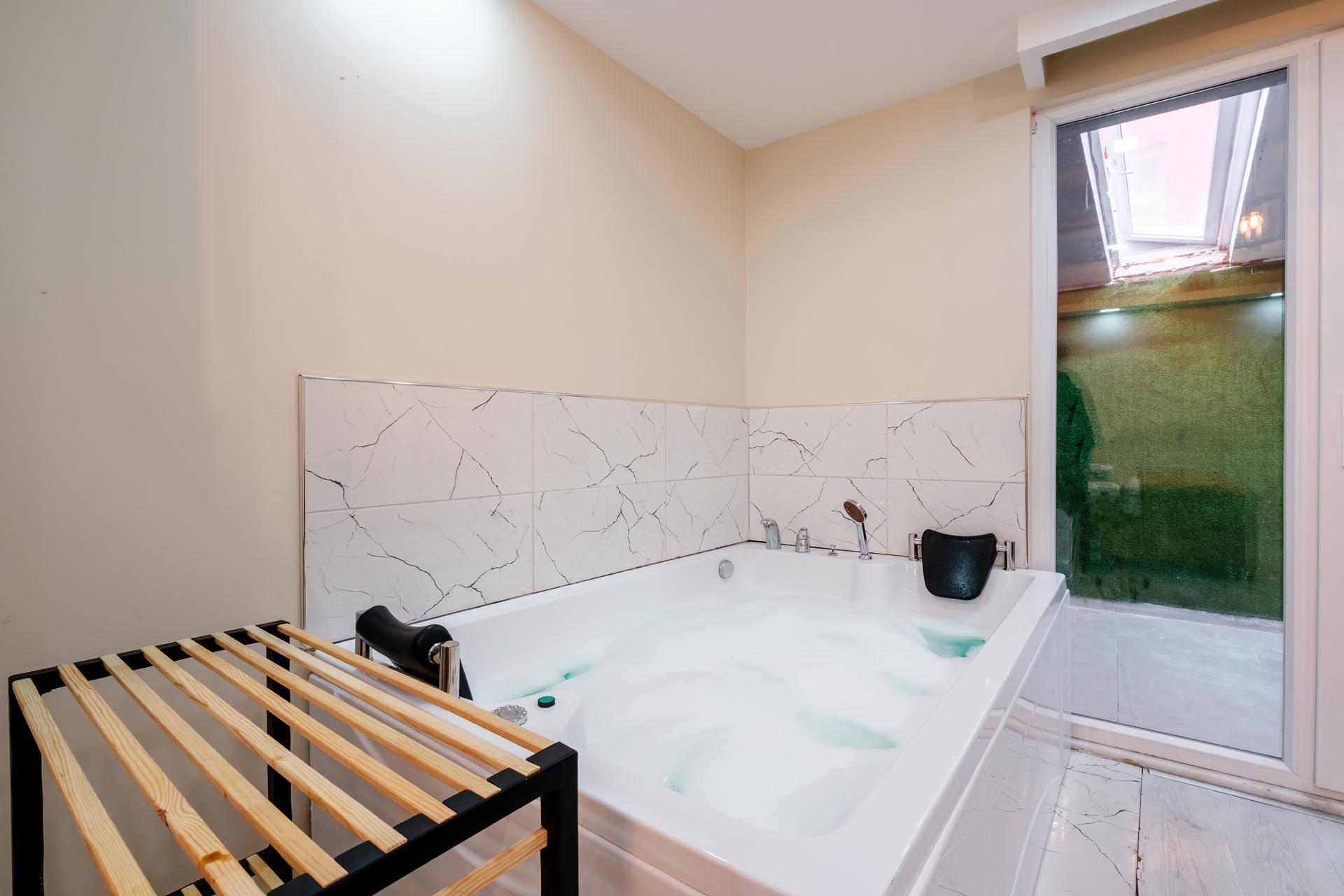 A tranquil jacuzzi retreat in the city's buzz.