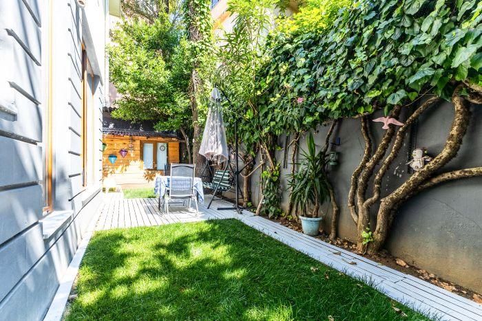 Wouldn't you like to forget all the exhaustion of the day in this calm and beautiful garden? You can make a reservation for Austen today. Come on, start exploring Istanbul from Kadikoy!