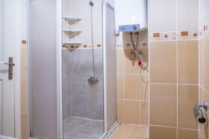 There is a shower cabin in the well-maintained and stylish bathroom.