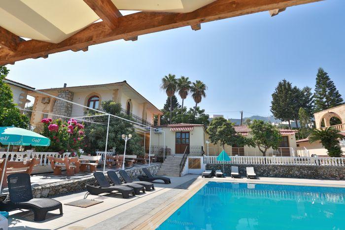 House w Pool, Balcony 5 min to Beach in Kyrenia