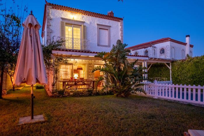 Your dream home awaits you in Alacati for the perfect vacation!