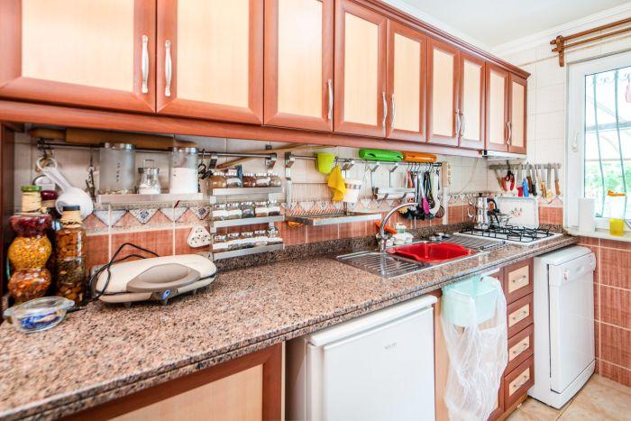 Discover the joy of culinary creations in this fully equipped and modern kitchen.Enjoy the convenience and comfort of this modern and inviting kitchen.