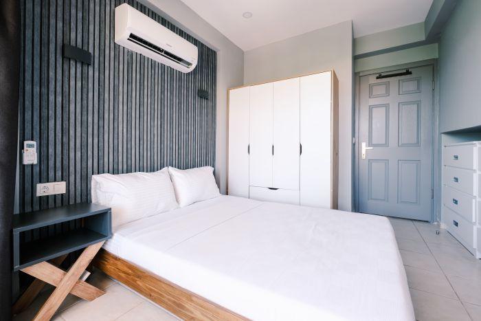 A double bed, a wardrobe, an AC and lots of sunshine, what you may need more?