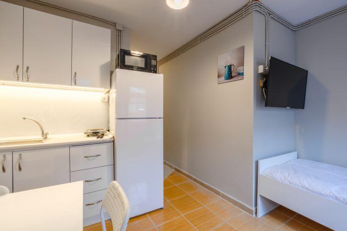 Bright and airy, this studio offers the perfect blend of convenience and contemporary living.