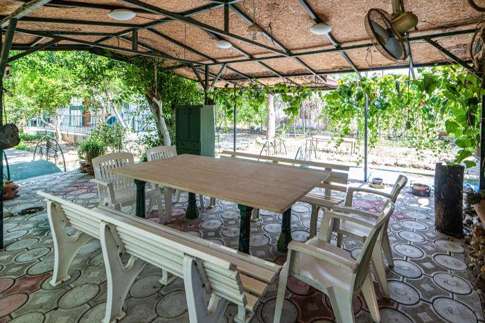 You can enjoy delicious meals with your loved ones at the large table in the garden.