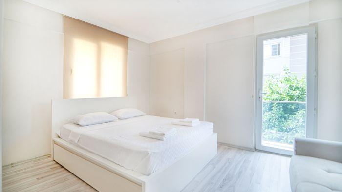 The room, predominantly in white, appears to be spacious and airy, doesn't it?