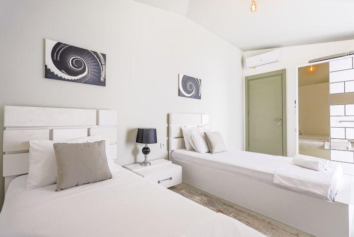 Our fourth and last bedroom features two single beds.