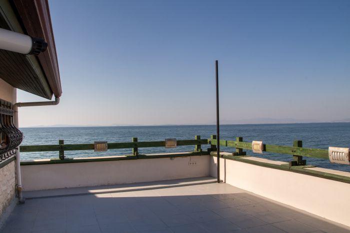 Let's take a look at the sea-view terrace of the house. You're going to love it.