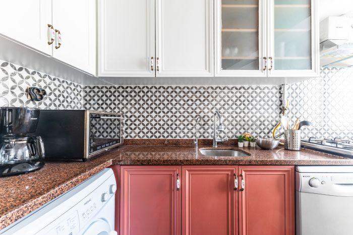 The kitchen is quite stylishly designed with red details, isn't it?