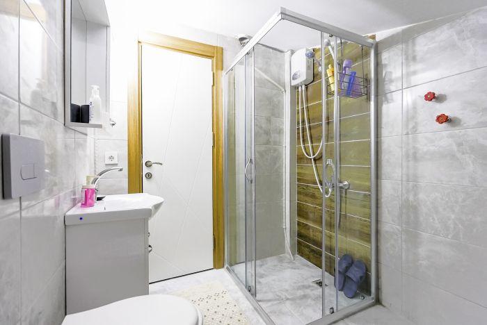 A spacious shower cabin awaits you here.