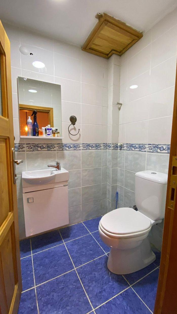 The bathroom, dominated by blue tones, is very well-kept and hygienic.
