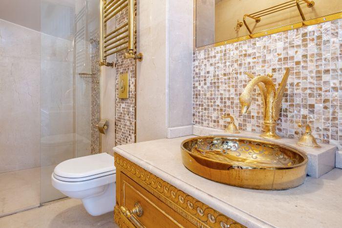 Even the bathroom carries classic Ottoman design elements. 