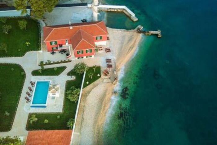 Vacation Flat w Pool Right by the Sea in Split
