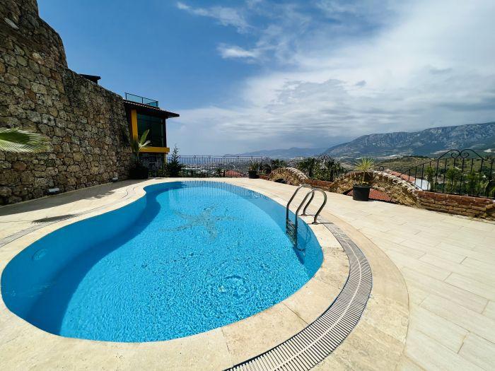 Alanya'da Doğayla İç İçe, Teraslı ve Özel Havuzlu Göz Kamaştırıcı Villa | Red A1