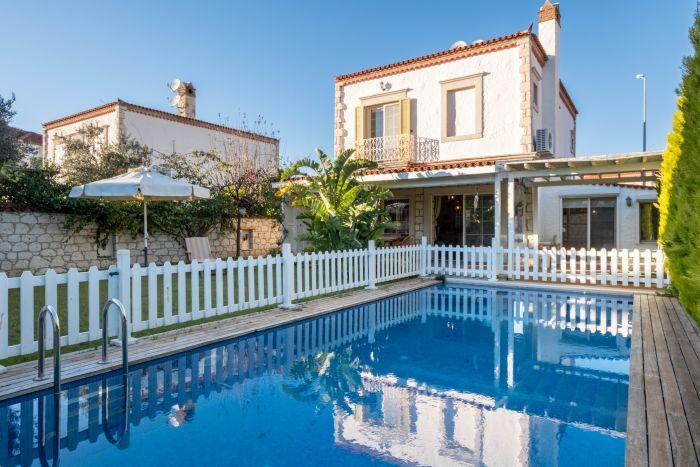 Your dream home awaits you in Alacati. Book now for a vacation too good to be true!