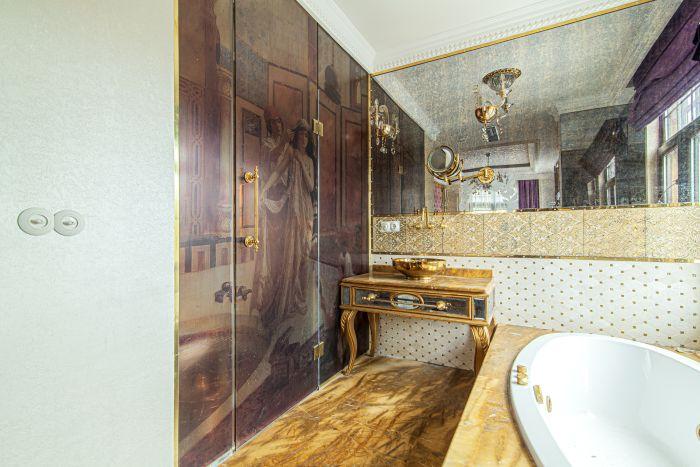 Even the bathroom carries classic Ottoman design elements. 