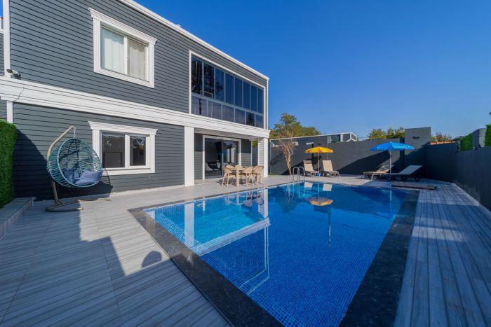 Modern Villa w Pool 15 min to Beaches and Mall