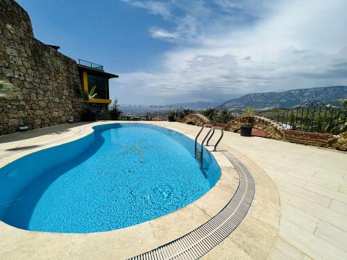 Alanya'da Doğayla İç İçe, Teraslı ve Özel Havuzlu Göz Kamaştırıcı Villa | Red A1