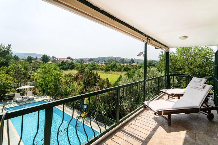 You can sunbathe secluded on the balcony overlooking nature...