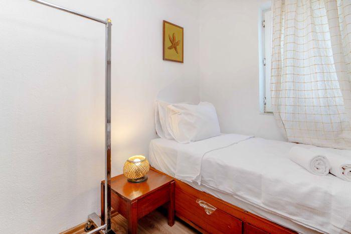Enjoy a comfortable stay in our inviting bedroom featuring a cozy single bed.