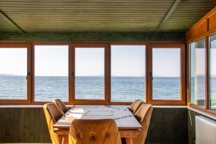 Take a look at the splendor of this sea view. Imagine yourself sitting at the table here, facing the sea!