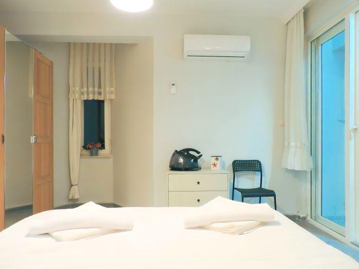 You can enjoy the clean sheets and the well-maintained room.