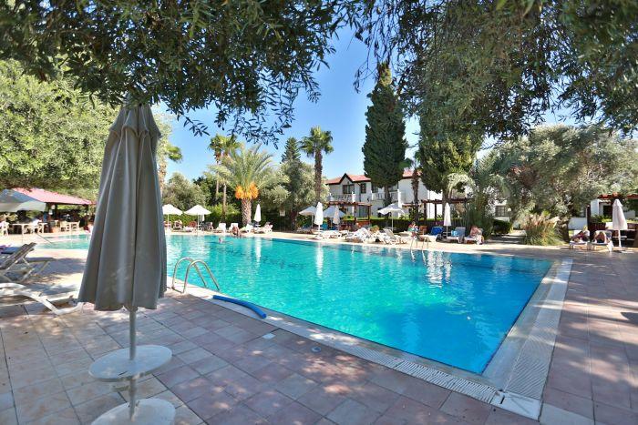 Villa w Pool, Garden and Patio by Beach in Kyrenia