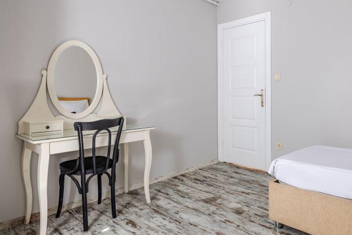 The white furniture has been carefully chosen. It gives a completely different atmosphere to the room's design.