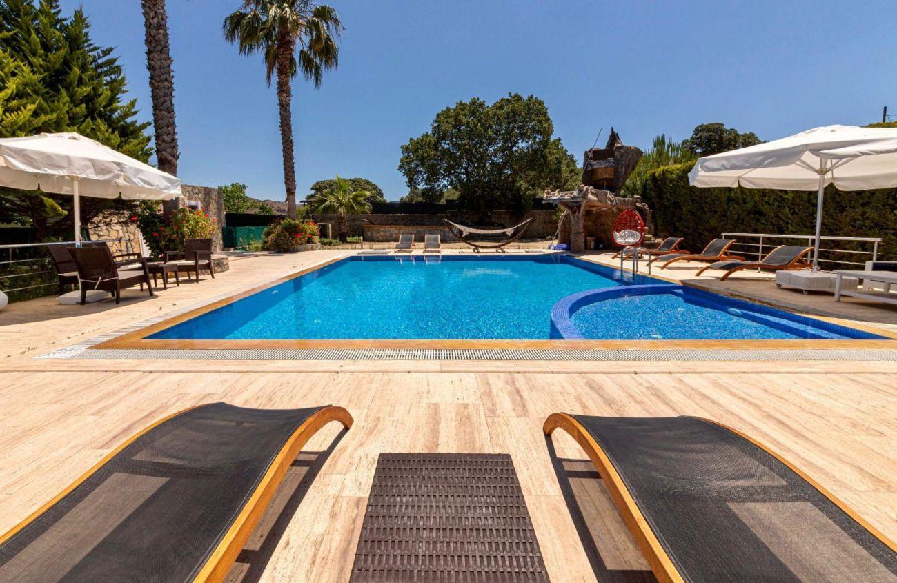 You can enjoy summer by diving into the shared pool or sunbathing here.