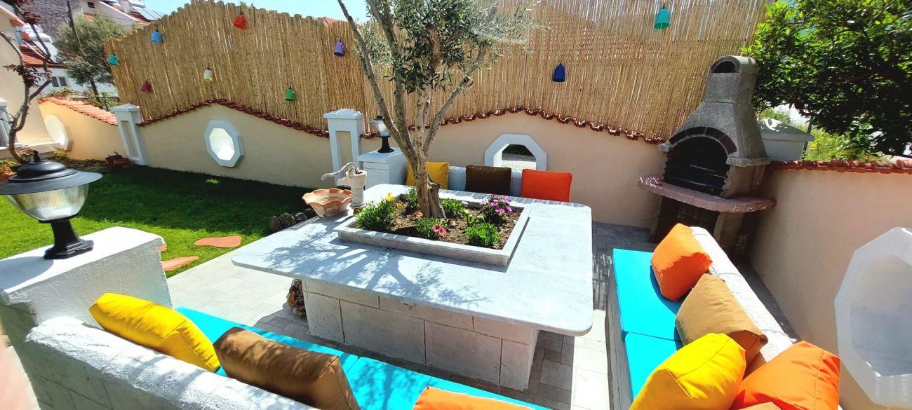 You can enjoy your BBQ party at this colorful sitting area.