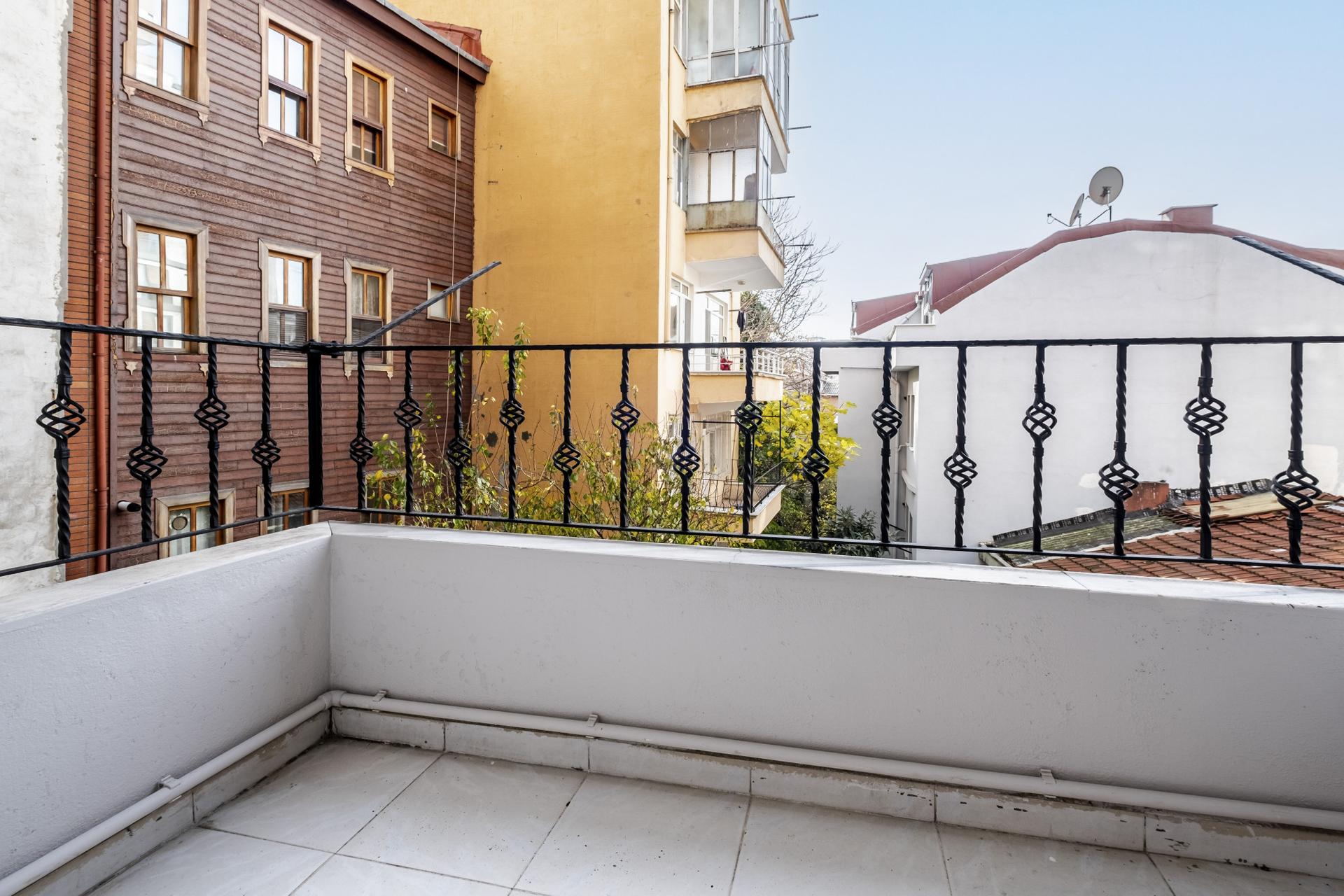 Our cheerful flat is ready to host you during your Besiktas stay.