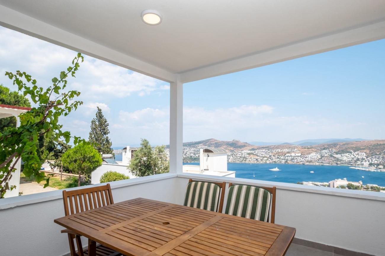 Watching the mesmerizing Aegean Sea from here would be so romantic.
