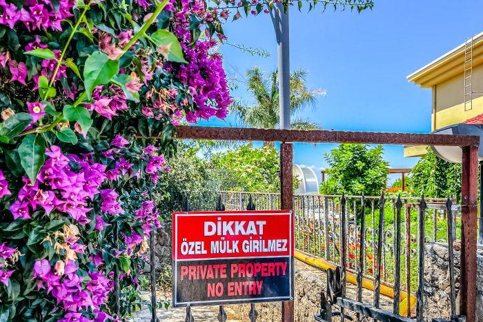 Kıbrıs Girne'de Özel Plajlı ve Yemyeşil Bahçeli Muhteşem Villa | Villa Mavi Manzara