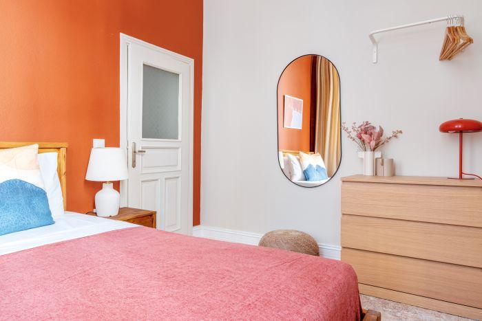 A privileged experience awaits you in our chic and colorful bedroom.