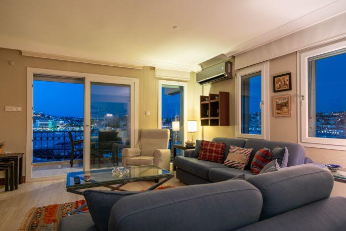 You should see the living room with a sea view once it gets dark!