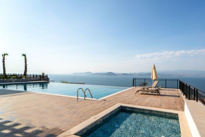 Sea View Villa w Garden, Balcony By Beach in Milas