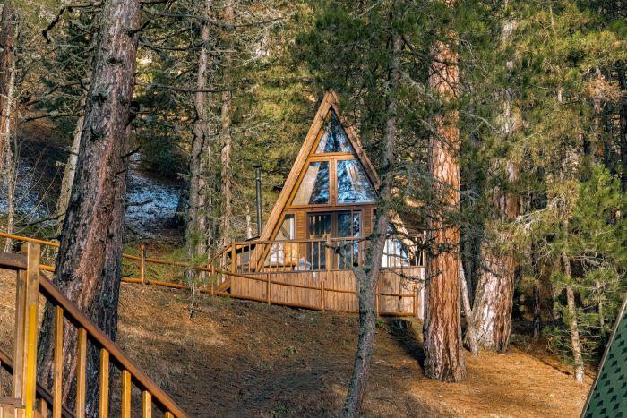  This bungalow, set in a pristine natural setting, offers an authentic wilderness experience without sacrificing comfort.