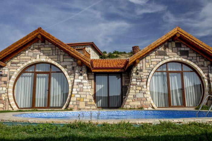 İznik'te Özel Havuzlu ve Arka Bahçeli Muhteşem Taş Ev | Helikore Stonehouse