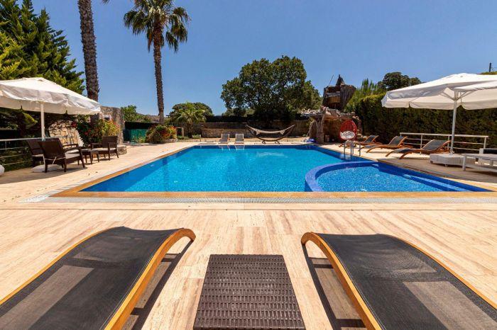 Luxury House with Shared Pool in Ortakentyahsi