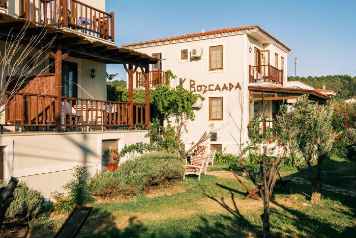 Bozcaada’da Deniz Manzaralı Teraslı Şık Otel Odası | ParaliaSeaTerraceTripple