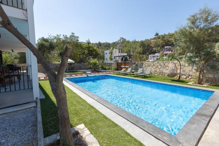 Bodrum Bliss: Stunning Flat w Pool and Garden