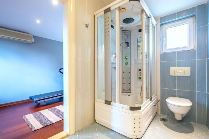This futuristic shower cabin is one of the interesting details of the flat.