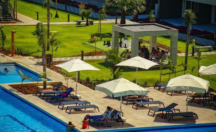 Kıbrıs İskele'de Sahile Yakın, Ortak Havuzlu ve Havuz Manzaralı Balkonlu Büyüleyici Otel Odası | Marble Deluxe Pool