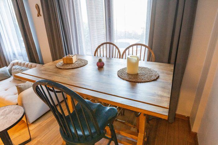 Start your days with a nice breakfast on this stylish table.