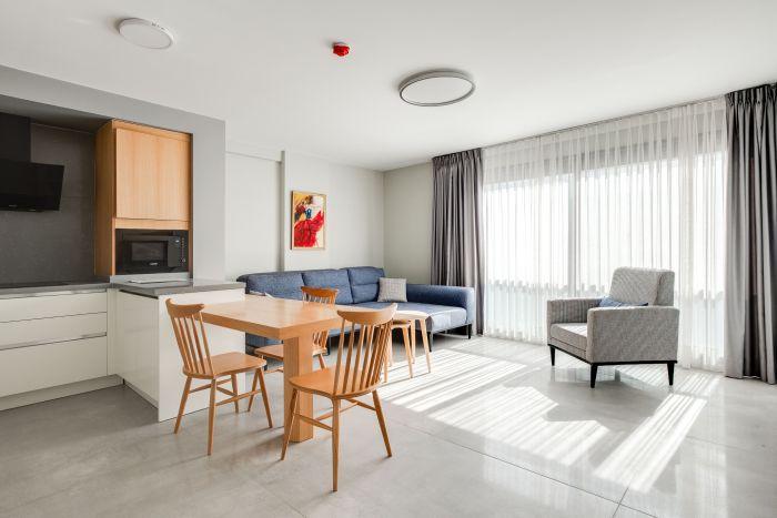 Spacious Suite w Balcony 5 min to Beach in Cesme