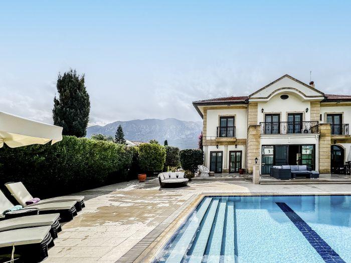 Lapta'da Sahil'e Yakın Havuzlu ve Bahçeli Lüks Villa | Villa Lapta