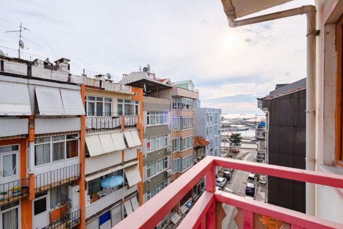 Bakırköy'de Deniz Manzaralı Balkonlu Oda | Hylas