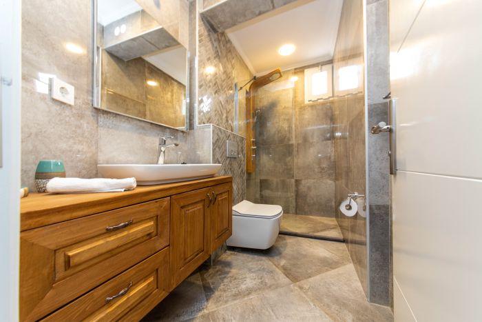 Here is our exquisitely designed bathroom…