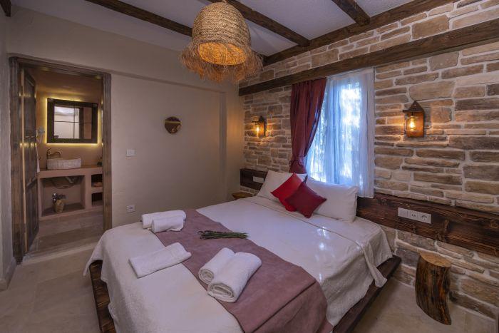Bozcaada’da Romantik Otel Odası | RevmaDoubleGarden